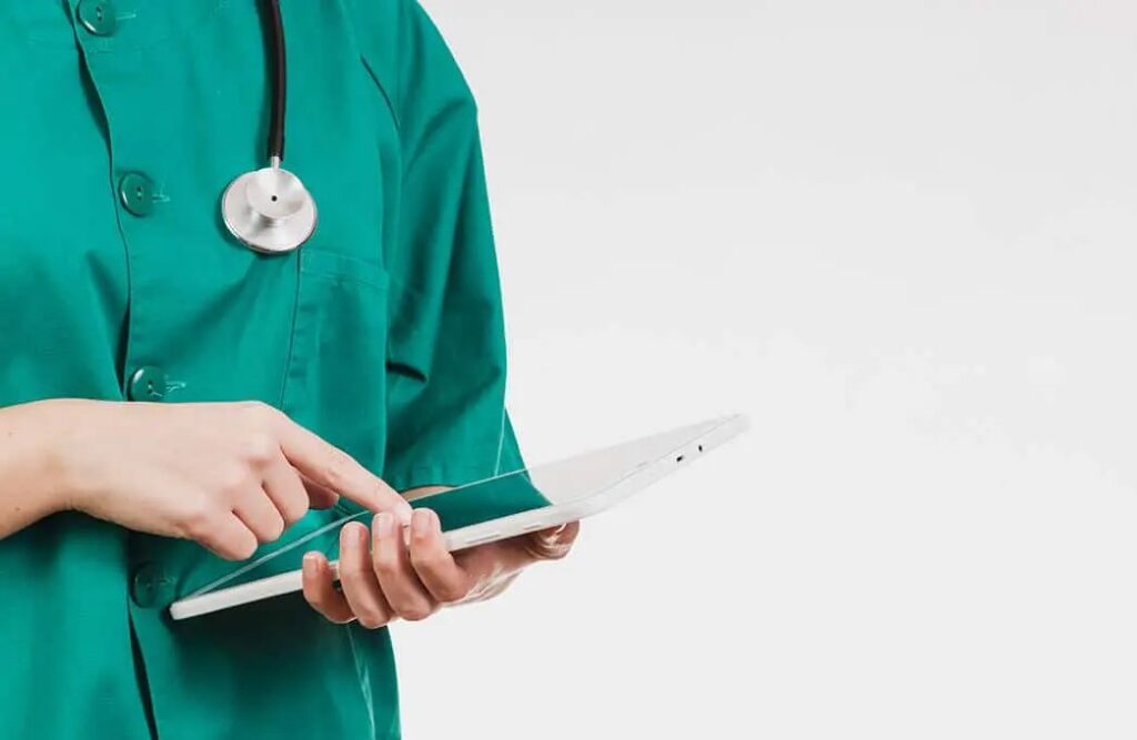 القطاع الصحي على ضفاف النيل: من المقعد الجامعي إلى الدرجة التخصصية